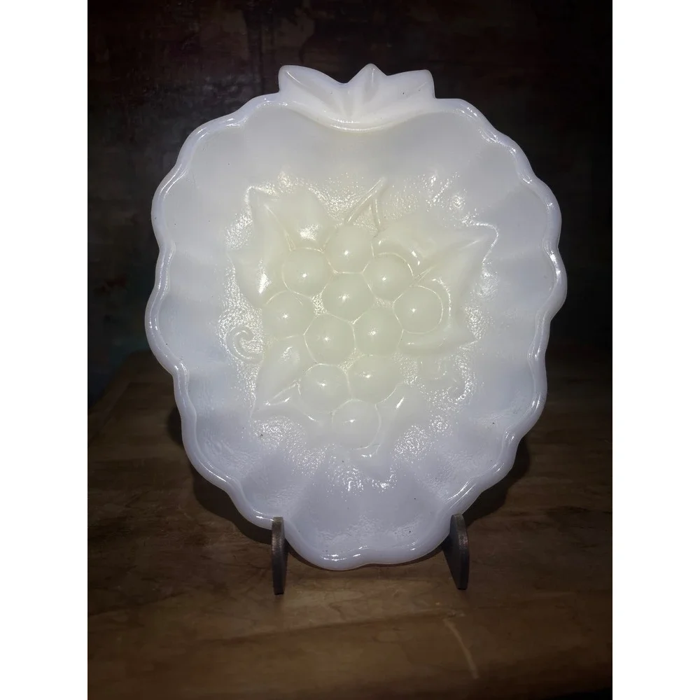 Vintage White Milk Glass Grape Cluster Trinket Dish Scalloped Leaf Bowl 6.5in